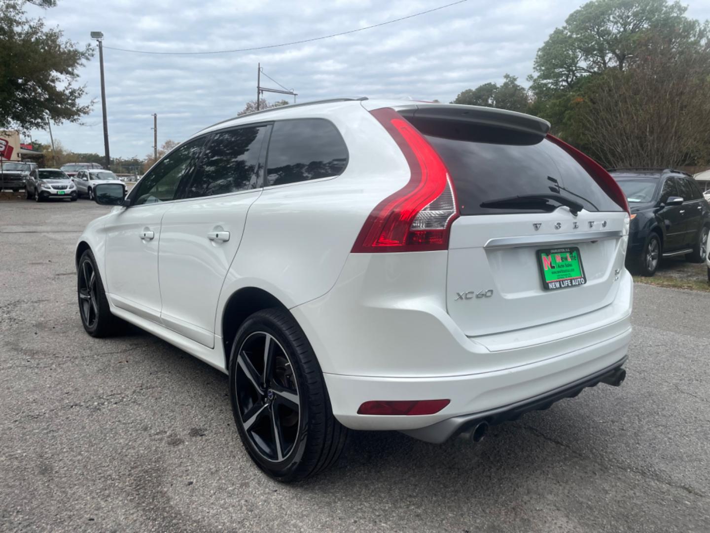 2015 WHITE VOLVO XC60 T6 R-DESIGN PREMIER PLUS (YV4902RG6F2) with an 3.0L engine, Automatic transmission, located at 5103 Dorchester Rd., Charleston, SC, 29418-5607, (843) 767-1122, 36.245171, -115.228050 - Photo#4